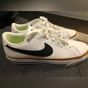 Nike Womens Court Legacy Leather Sneaker